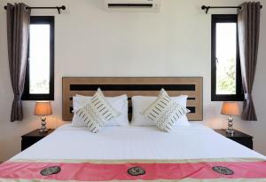 Postel nebo postele na pokoji v ubytování RinFin Beach House - Bangtao