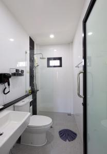 Koupelna v ubytování RinFin Beach House - Bangtao + 15 fotografií