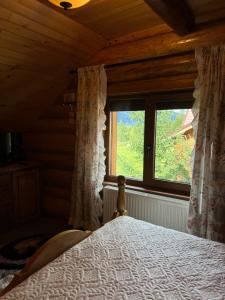 ポイアナ・ネグリイにあるCasa Brindusaのベッドと窓のある寝室