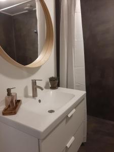 Un baño de Mini-lejlighed med køkken - delt bad og toilet med nabolejlighed 1 fotos más