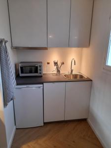 Una cocina o cocineta en Mini-lejlighed med køkken - delt bad og toilet med nabolejlighed