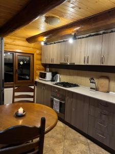 ポイアナ・ネグリイにあるCasa Brindusaの木製の天井、テーブル付きのキッチンが備わります。