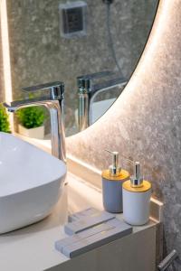 ein Badezimmer mit Waschbecken und Spiegel in der Unterkunft Sunwave Dhigurah in Dhigurah + 1 Foto