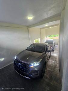 a black car parked in a garage at Preciosa casa para Descanso en Tequesquitengo in Tequesquitengo