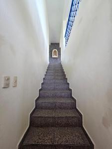 a stairway in a building with a stair case at Preciosa casa para Descanso en Tequesquitengo in Tequesquitengo +27 photos