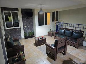 a living room with a couch and chairs and a table at Preciosa casa para Descanso en Tequesquitengo in Tequesquitengo