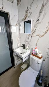 Ένα μπάνιο στο Ket Apartments 1 - Modern, Secure, Comfortable & High Speed WiFi