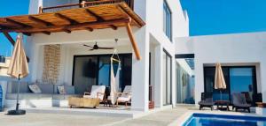 Πισίνα στο ή κοντά στο Beachfront White Villa in Playa Blanca
