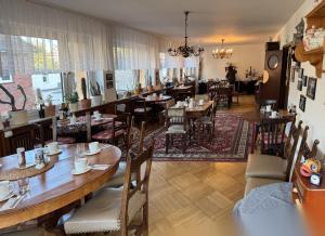 a restaurant with tables and chairs in a room at Hotel Lintforter Hof in Kamp-Lintfort