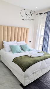 Ένα ή περισσότερα κρεβάτια σε δωμάτιο στο Ket Apartments 1 - Modern, Secure, Comfortable & High Speed WiFi