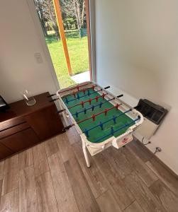 una mesa de futbolín en la esquina de una habitación en Quinta Los Cisnes Junin, en Junín