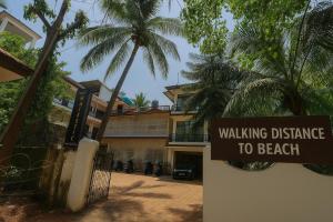 カラングートにある1 Minute Walk From The Beach Calangute Stay G0Aの建物の前にあるビーチまで徒歩圏内の標識 +6枚の写真
