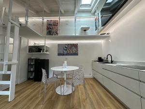 ScanzorosciateにあるCasa Riva Scanzoの部屋にテーブルと椅子のあるキッチン
