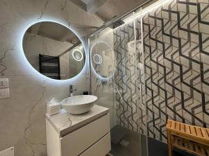 ScanzorosciateにあるCasa Riva Scanzoの洗面台と鏡のあるバスルーム