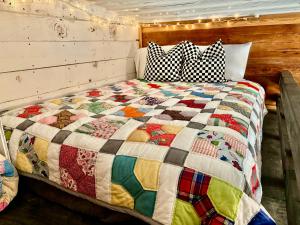 Una cama con una colcha colorida encima en una habitación. en Santa Fe Traincars Private and Luxurious in the Country, en Hutchinson