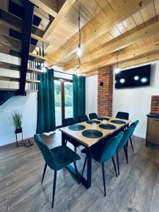ein Esszimmer mit Tisch und Stühlen in der Unterkunft Leśny Zakątek Brzezinki 