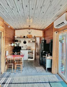 Una cocina con una mesa y sillas en una habitación. en Santa Fe Traincars Private and Luxurious in the Country, en Hutchinson