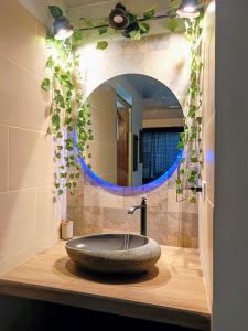 a bathroom with a sink with a mirror at apartamento tranquilo rodeado de zonas verdes in Acacías