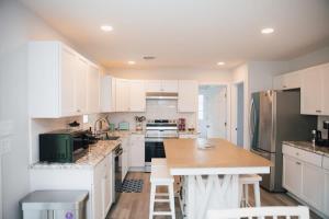 Η κουζίνα ή μικρή κουζίνα στο Seas the Day Family Retreat Rehoboth & Lewes