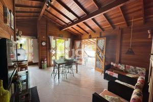 Casa Aconchegante – A 200m da praia da Pinheira في بينيرا: غرفة معيشة مع أريكة وطاولة +6 صور