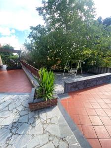 eine Terrasse mit einer Bank und einer Schaukel in der Unterkunft Ciury's Etna Holidays in Trecastagni + 31 Fotos