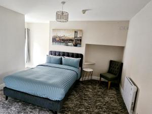 卡文Slieve Rossa Accommodation的卧室里有一张床和一把椅子