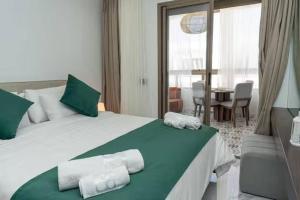 1 dormitorio con 1 cama con sábanas verdes y blancas en Mansouria 1BR Pool View Beach Parking, en Minaret de Mansuria