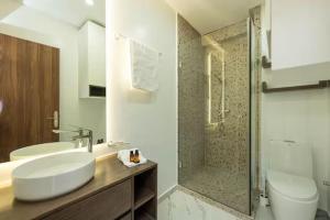 un baño con lavabo y ducha en Mansouria 1BR Pool View Beach Parking, en Minaret de Mansuria 31 fotos más