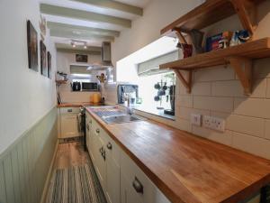 Kuchyň nebo kuchyňský kout v ubytování Rowantree Cottage