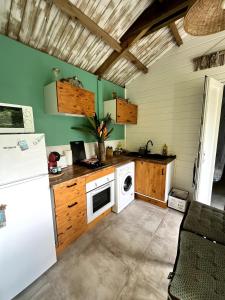 Kuchyň nebo kuchyňský kout v ubytování Tortuga, cozy little bungalow