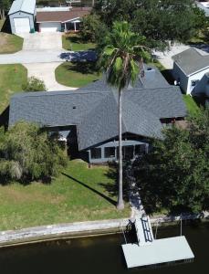 クリスタルリバーにあるWaterfront Home Crystal River, FL Floating Dockのヤシの木のある家の空中