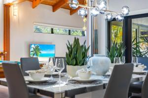 a dining room with a table and chairs at Cherry RoyaleGrand Villa in Davie