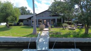 クリスタルリバーにあるWaterfront Home Crystal River, FL Floating Dockの水上の家