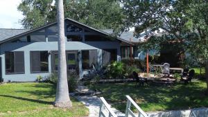 クリスタルリバーにあるWaterfront Home Crystal River, FL Floating Dockの庭のヤシの木のある家 +35枚の写真