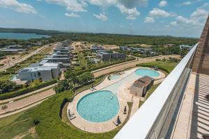una vista aérea de un complejo con dos piscinas en Stunning Sea Views from 3BR Penthouse F3, en Pendales