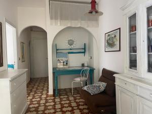 a living room with a blue desk and a chair at Casa del Sorriso in Isola delle Femmine +5 photos