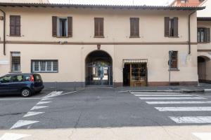ミラノにあるCiccio's Houseの建物の前に車が駐車されている