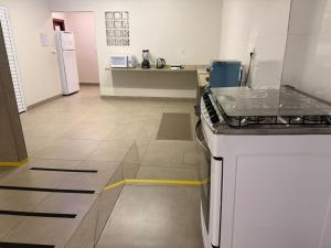 ウベルランジアにあるWEL Homeのキッチン(カウンター、コンロ付)