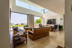 Μια τηλεόραση ή/και κέντρο ψυχαγωγίας στο 4BR Caribbean Deluxe Villa 3C
