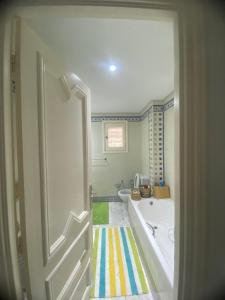 a bathroom with a bath tub and a tub at Joujou Aprt in Monastir