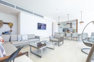 Μια τηλεόραση ή/και κέντρο ψυχαγωγίας στο Brand new 4BR Villa at Calablanca