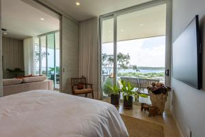 Un dormitorio con una cama y una ventana grande en 4BR Seaview Apartment at Calablanca D5, en Pendales