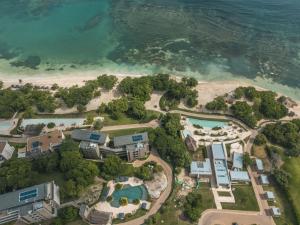 una vista aérea de un resort junto al océano en 4BR Seaview Apartment at Calablanca D5, en Pendales