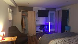 Aulnoye-Aymeriesにあるbienvenu au SPA ELENAのベッドと机とキッチンがあるホテルの部屋