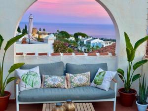 niebieska kanapa siedząca na balkonie z widokiem w obiekcie Casa Paz - 2 bedroom - Terrace VIEWS & hot tub w mieście Nerja