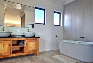 Ένα μπάνιο στο Golf Course Haven +41 φωτογραφίες