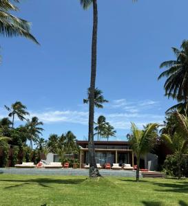 ポルト・デ・ペードラスにあるOrigem Patacho Design Hotelの家の前のヤシの木