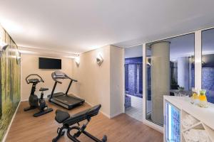a room with a gym with exercise equipment in it at NH Berlin Alexanderplatz in Berlin