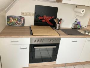 a kitchen with a counter top with a stove at Appartement -Ferienwohnung in Stadtallendorf
