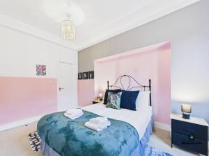 Un dormitorio con una cama grande con toallas. en Duplex Apartment - Arts District Liverpool, en Liverpool